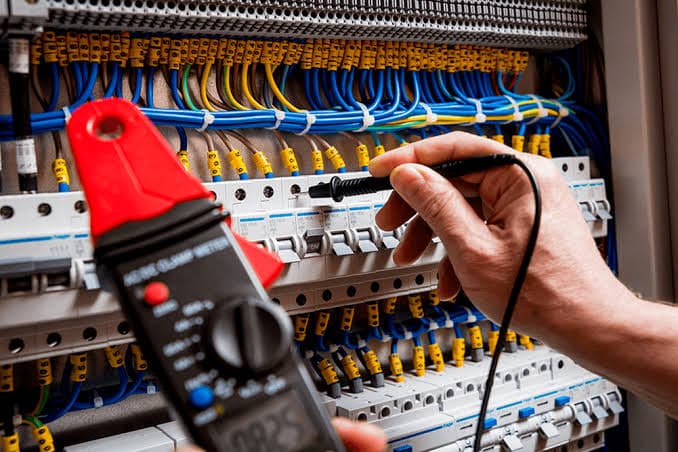 SM Plumbing Service certified electrician at work in Singapore